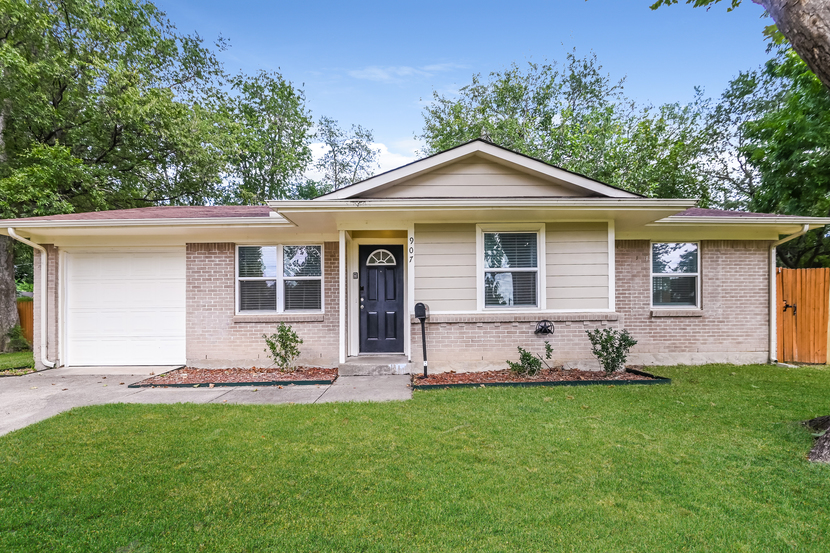 907 Edgefield Circle Garland, TX 75040